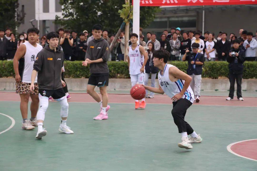 精彩篮球赛事现场直击，场边解说深度分析的简单介绍