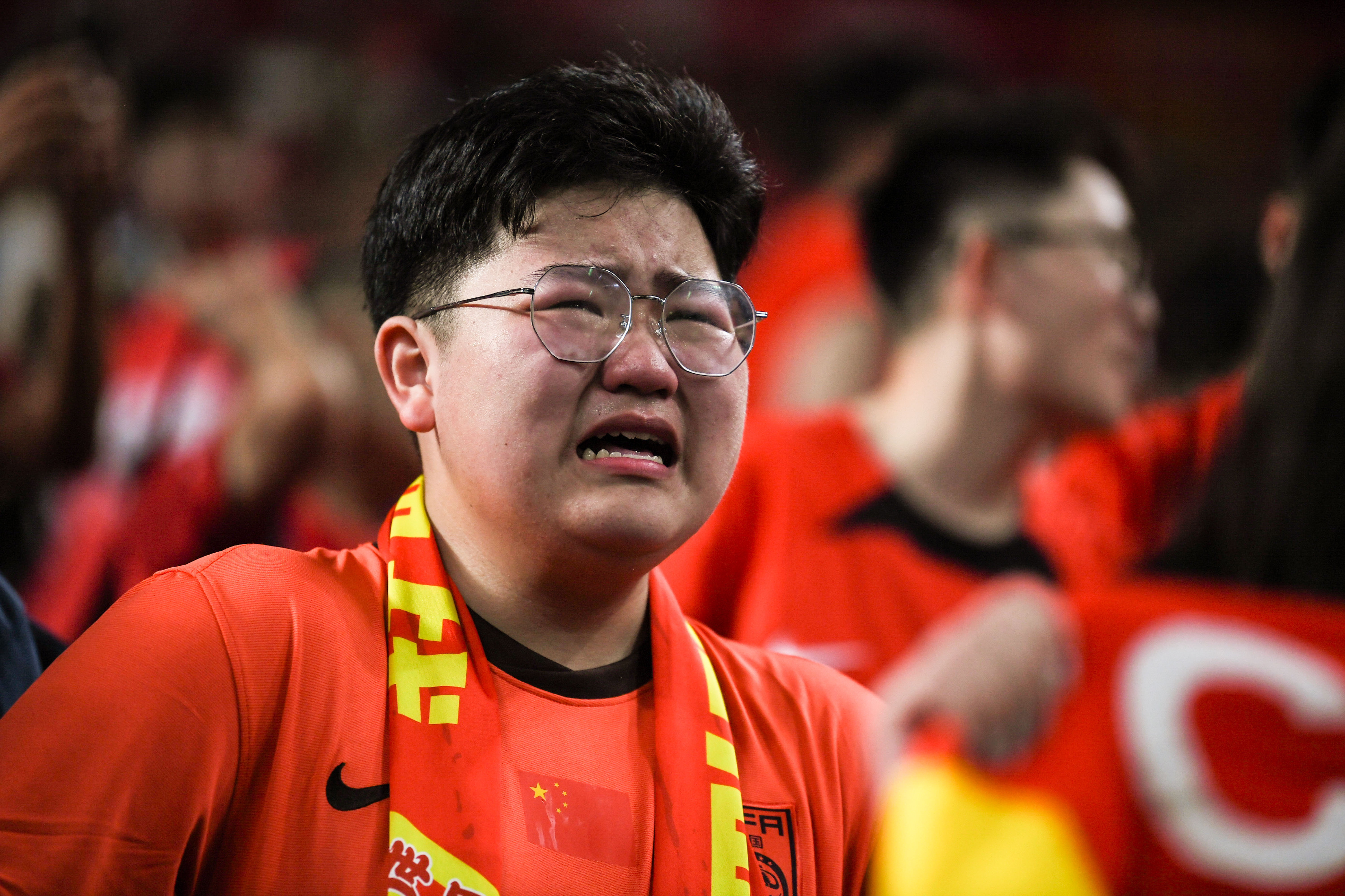 比赛现场传出球员伤情不乐观，球队备战受影响